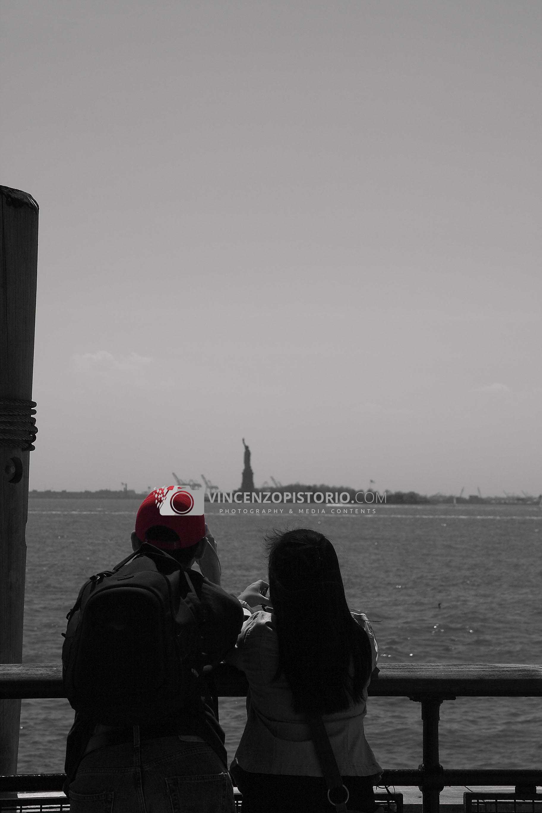 A couple and the Statue of Liberty – BW