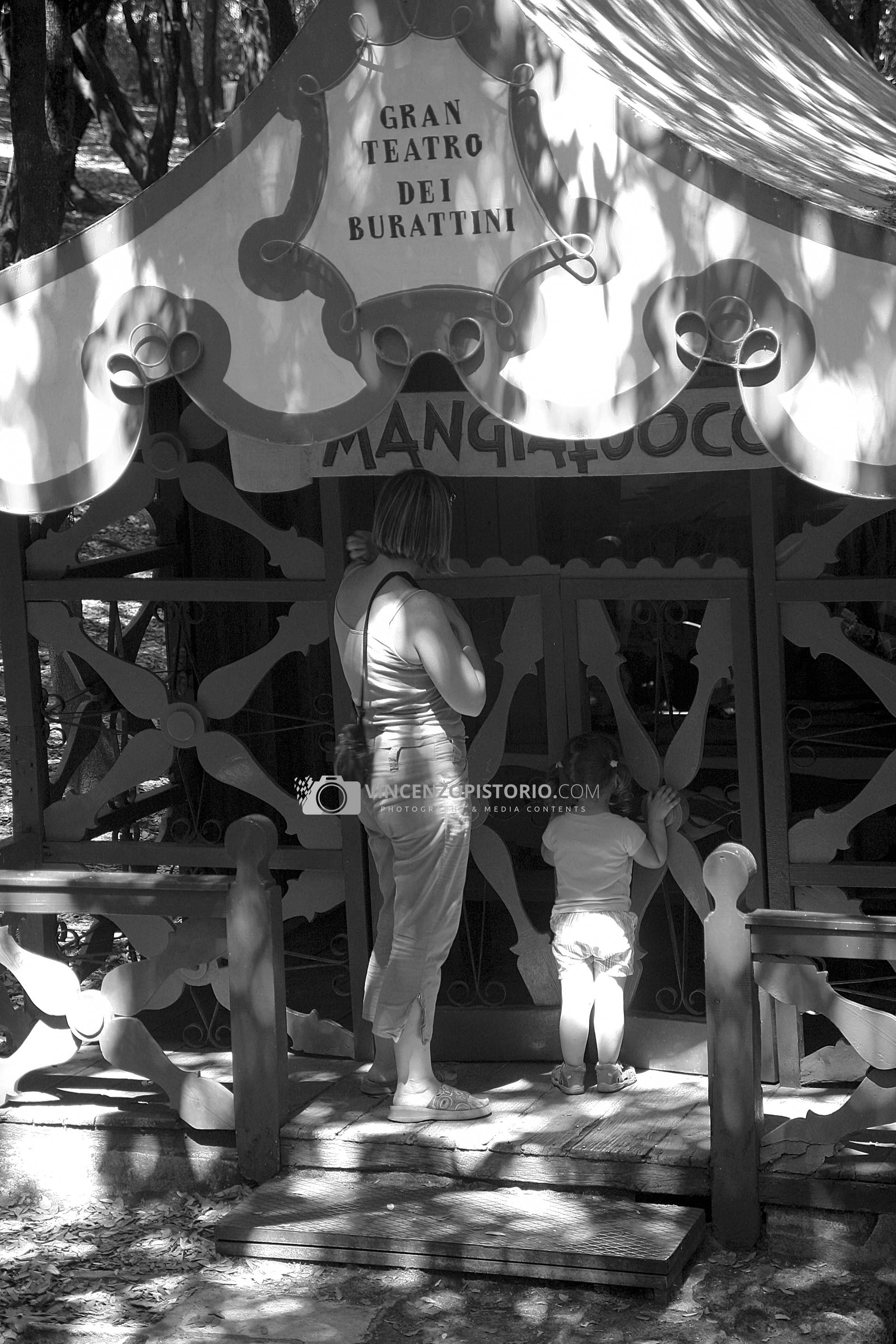 Silvia and Elisa watching the Marionettes theater – BW