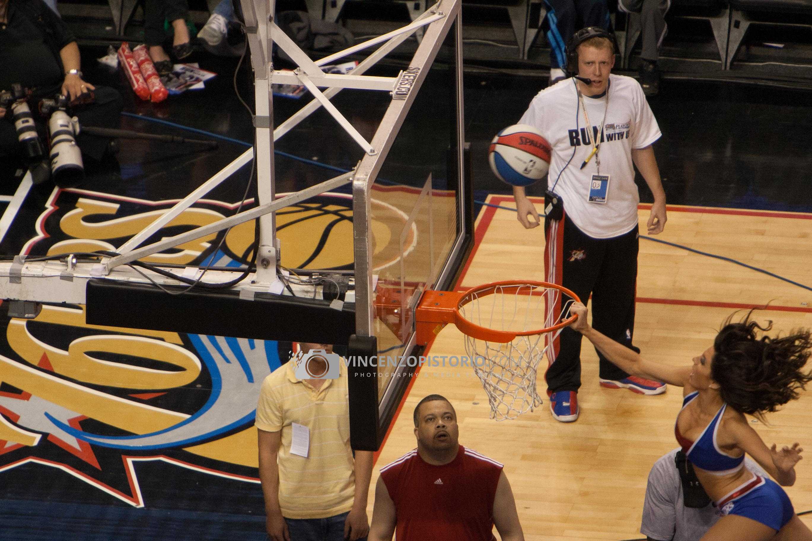 nba-cheerleader-ball