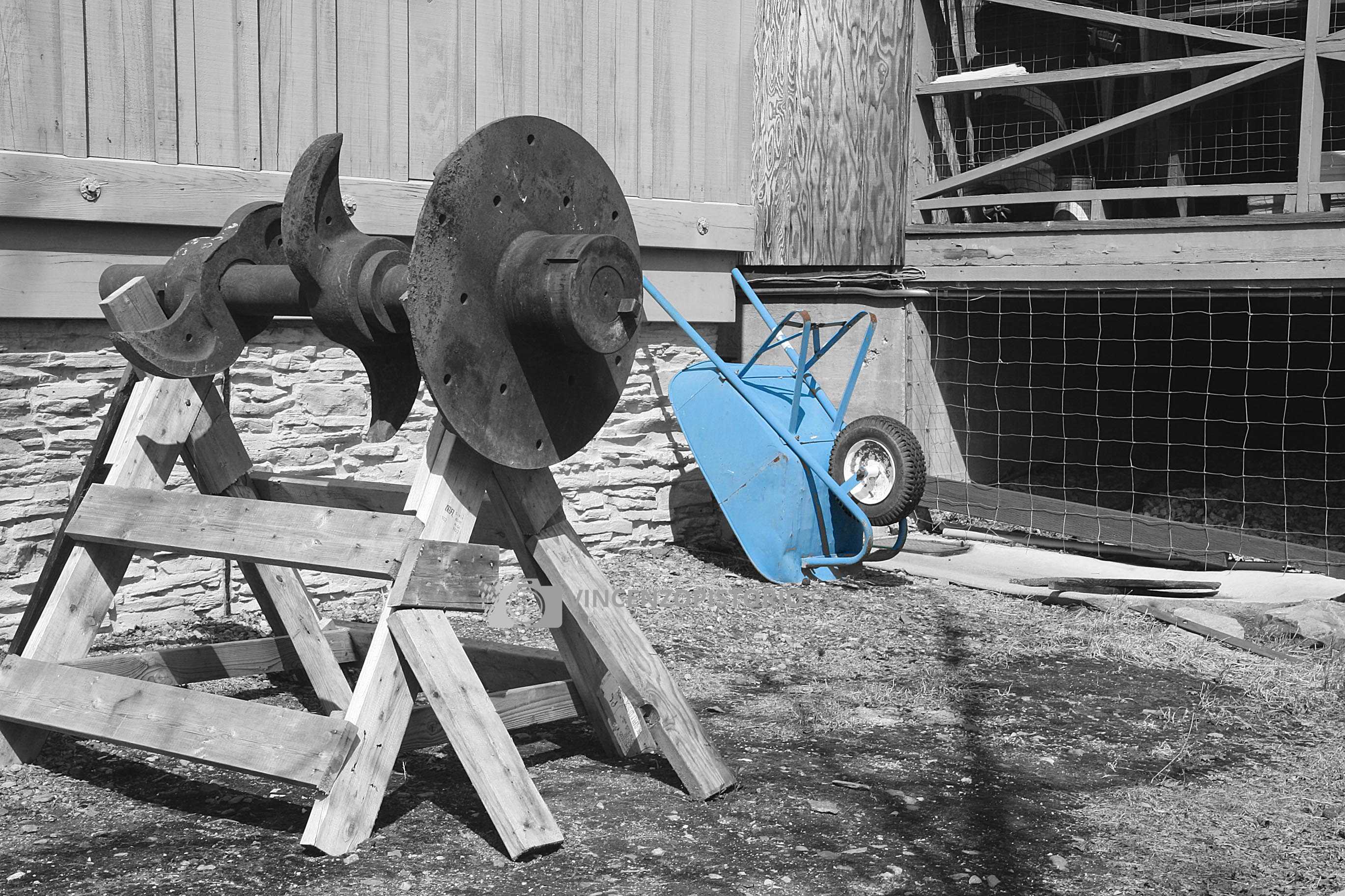 Azure wheelbarrow in Mariposa museum – BW