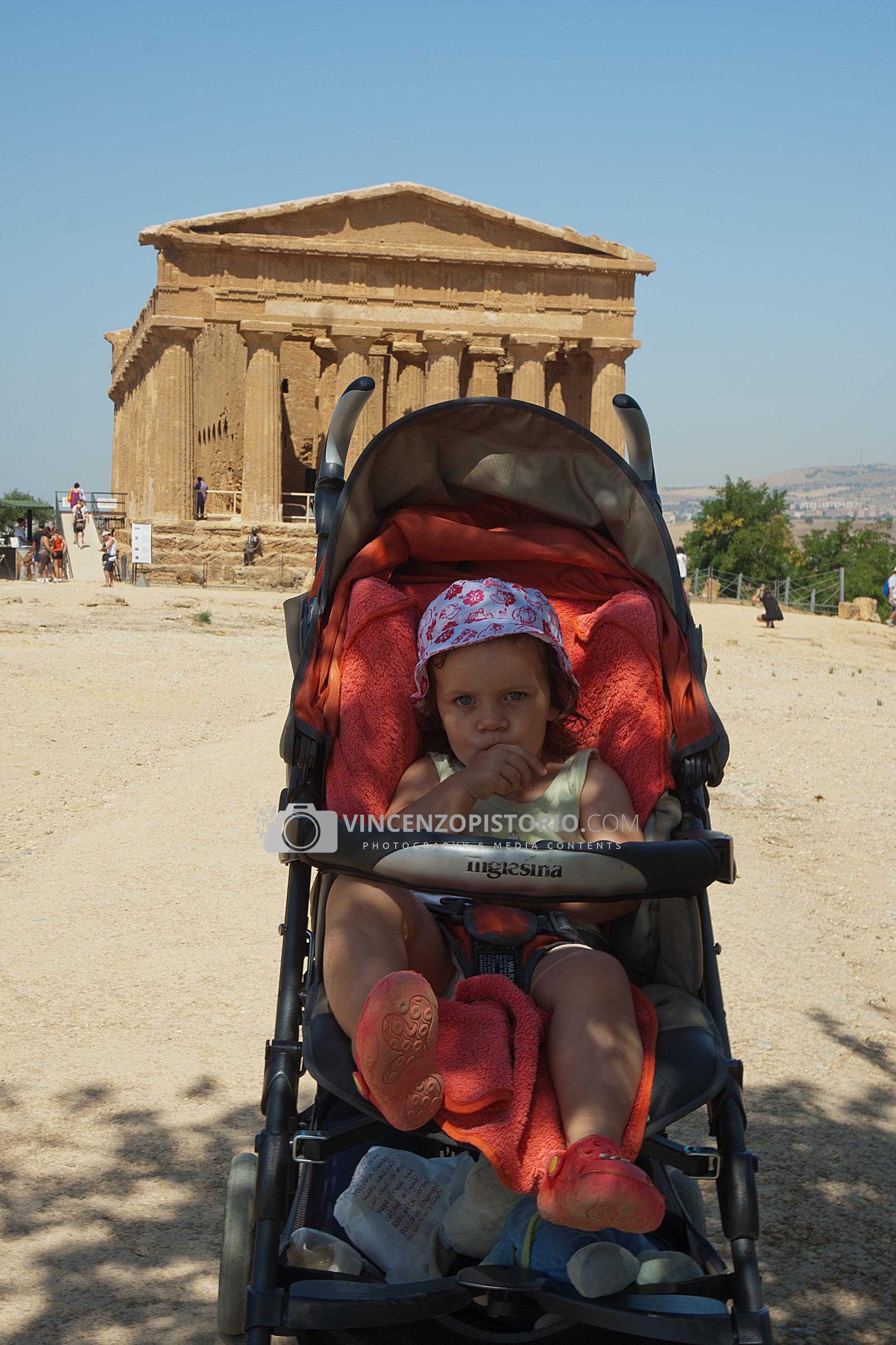 Elisa eating a brioche and the Temple of Concordia – 1