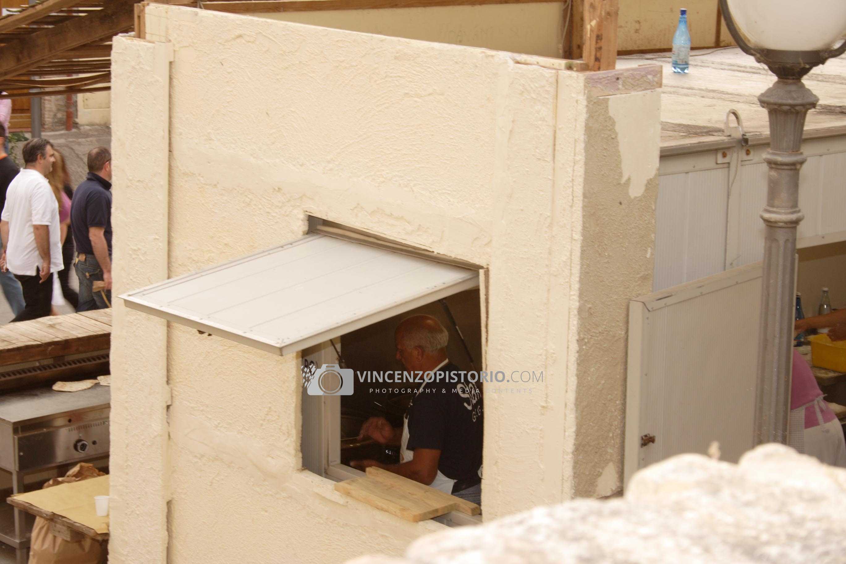 A man preparing fregnacce