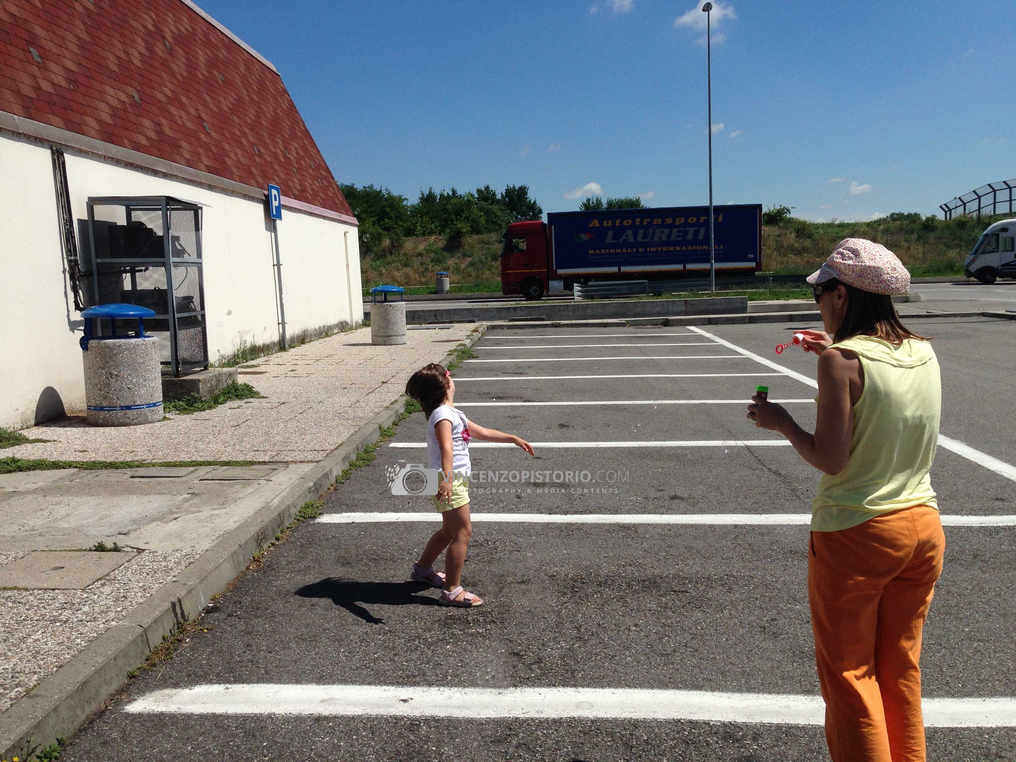 Giocare a bolle di sapone in autostrada con mamma